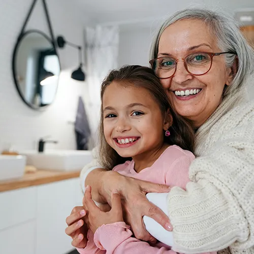 Rentnerin mit Enkelin in der Wohnung